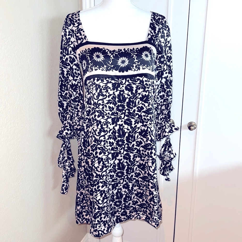 Diane von Furstenberg 100% silk black/white patterned cocktail dress. Size 6